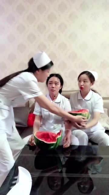 护士小姐姐吃瓜